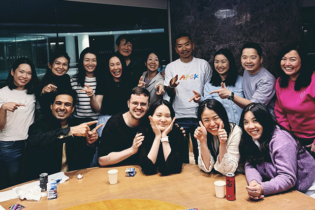 People together experiecing His presence